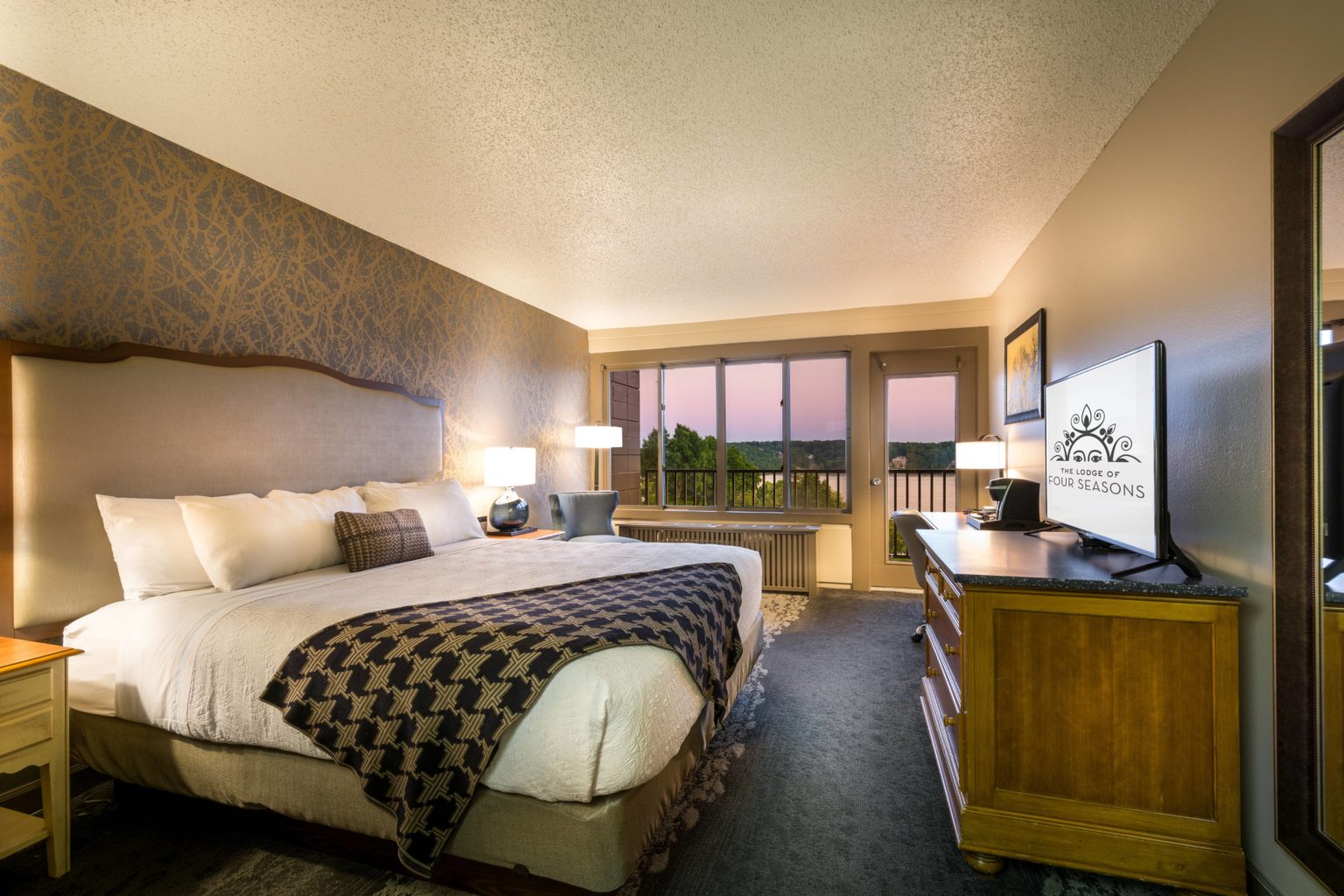 Rooms & Suites | Lake of the Ozarks | The Lodge of Four Seasons
