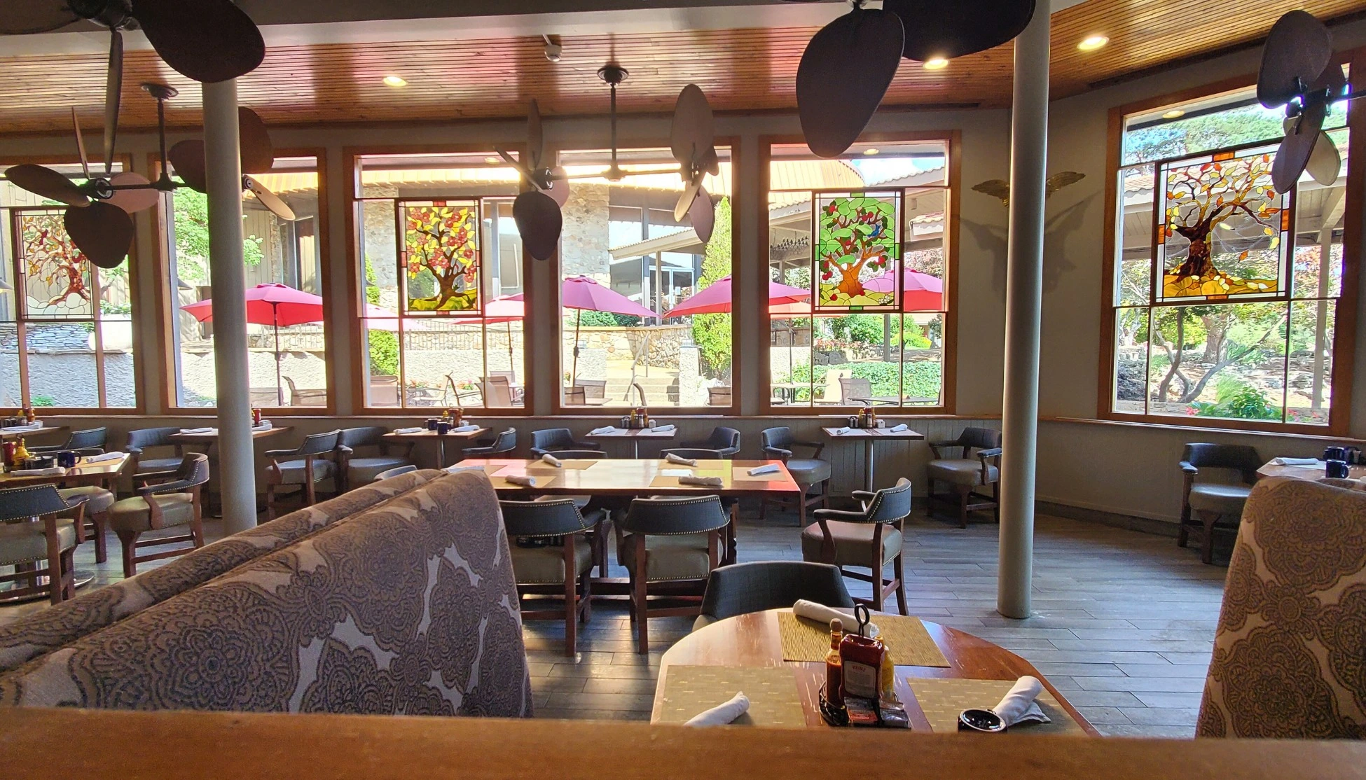 Breezes Casual Dining at the Lodge of Four Seasons Breezes Casual Dining offers a relaxed breakfast and lunch experience with carefully crafted food and drinks in an American tradition.