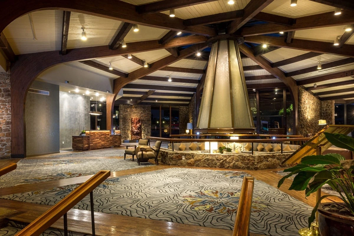 Lobby Café & Bar at the Lodge of Four Seasons Lake Ozarks Enjoy a full range of delicious drinks including beer on tap and craft cocktails created just for you by our talented bartenders.